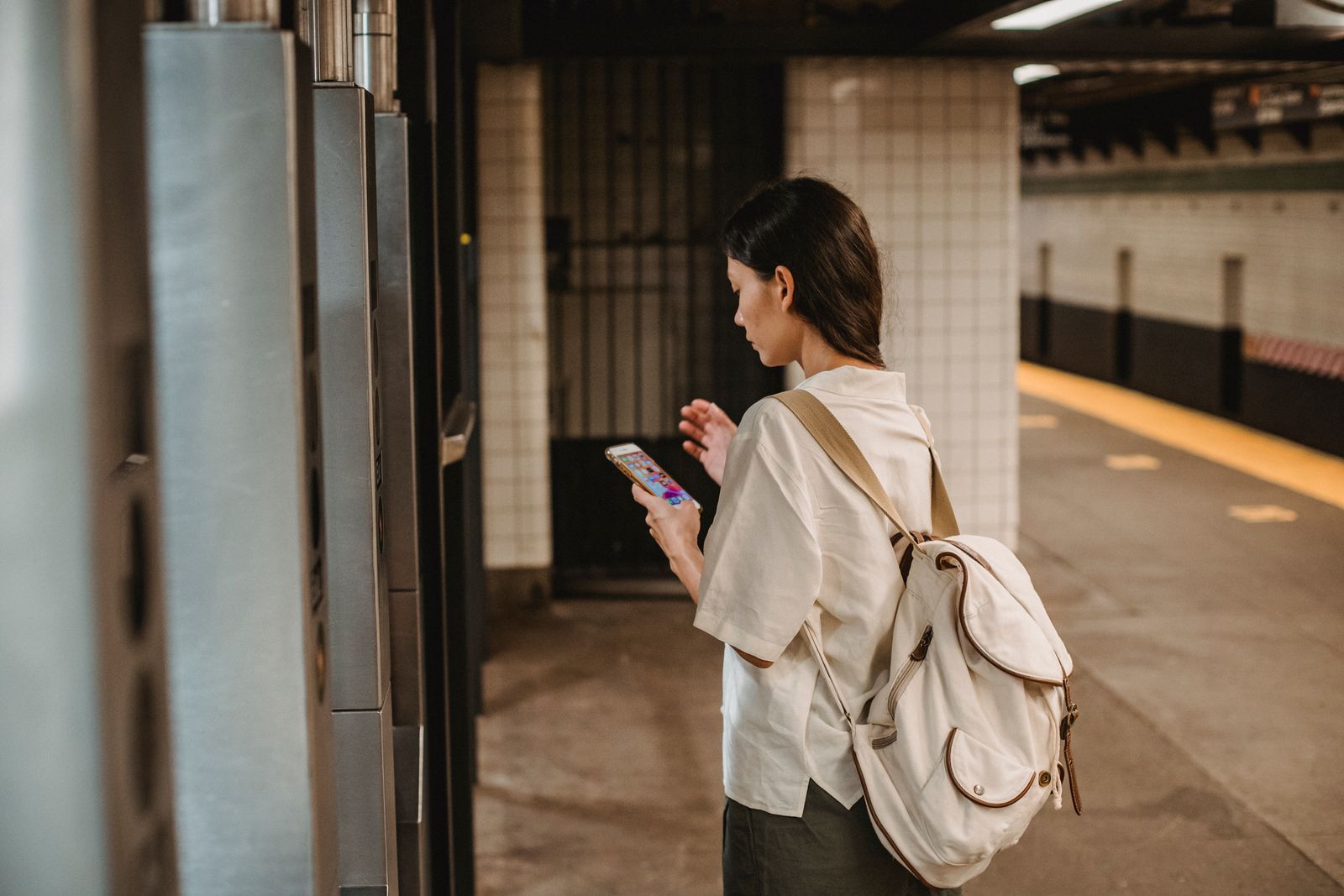 povo Data Oasis対応駅で電車を利用する通勤・通学中の人のイメージ